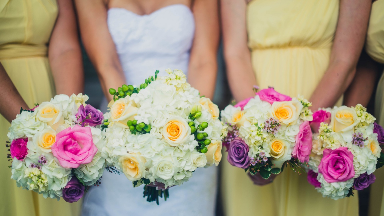 Букеты в руках подружек невесты