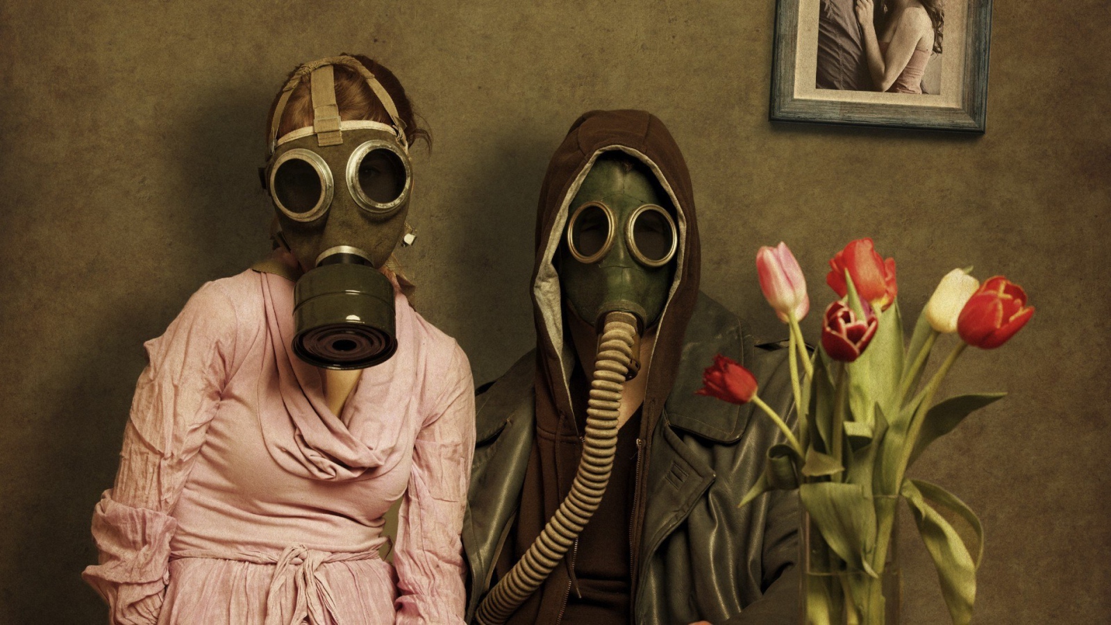 Люди в противогазах с букетом