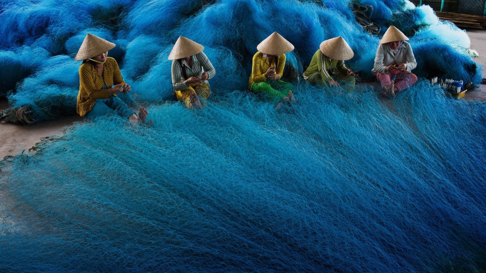 Вьетнамские женщины плетут рыболовные сети