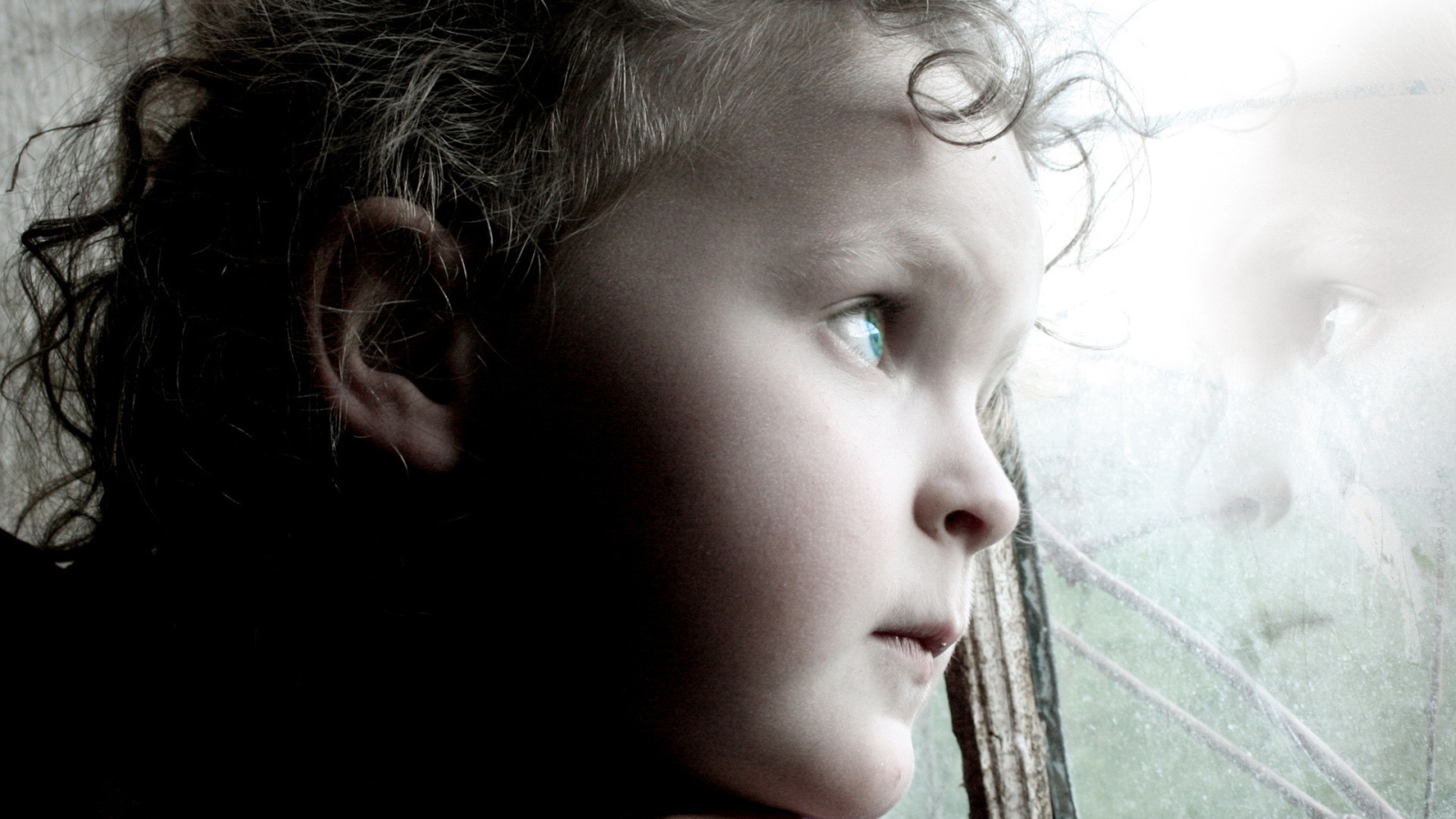 Ребенок смотрит в окно