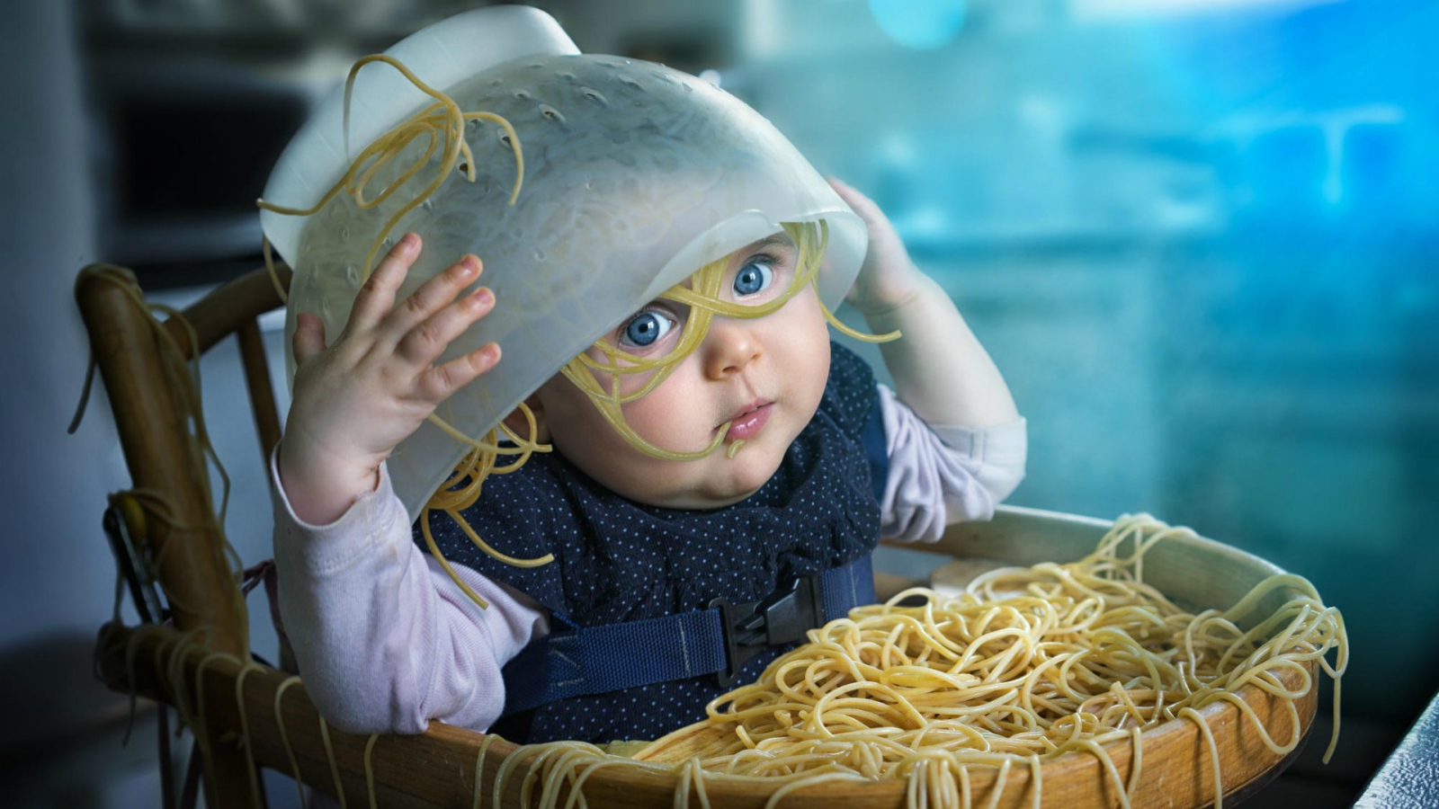 Ребенок с лапшой