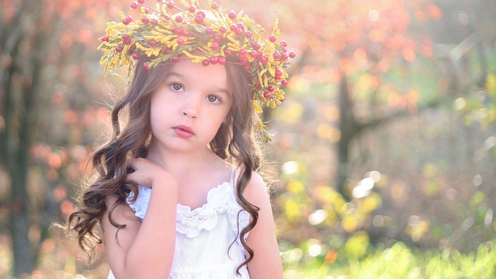 Маленькая девочка с венком на голове