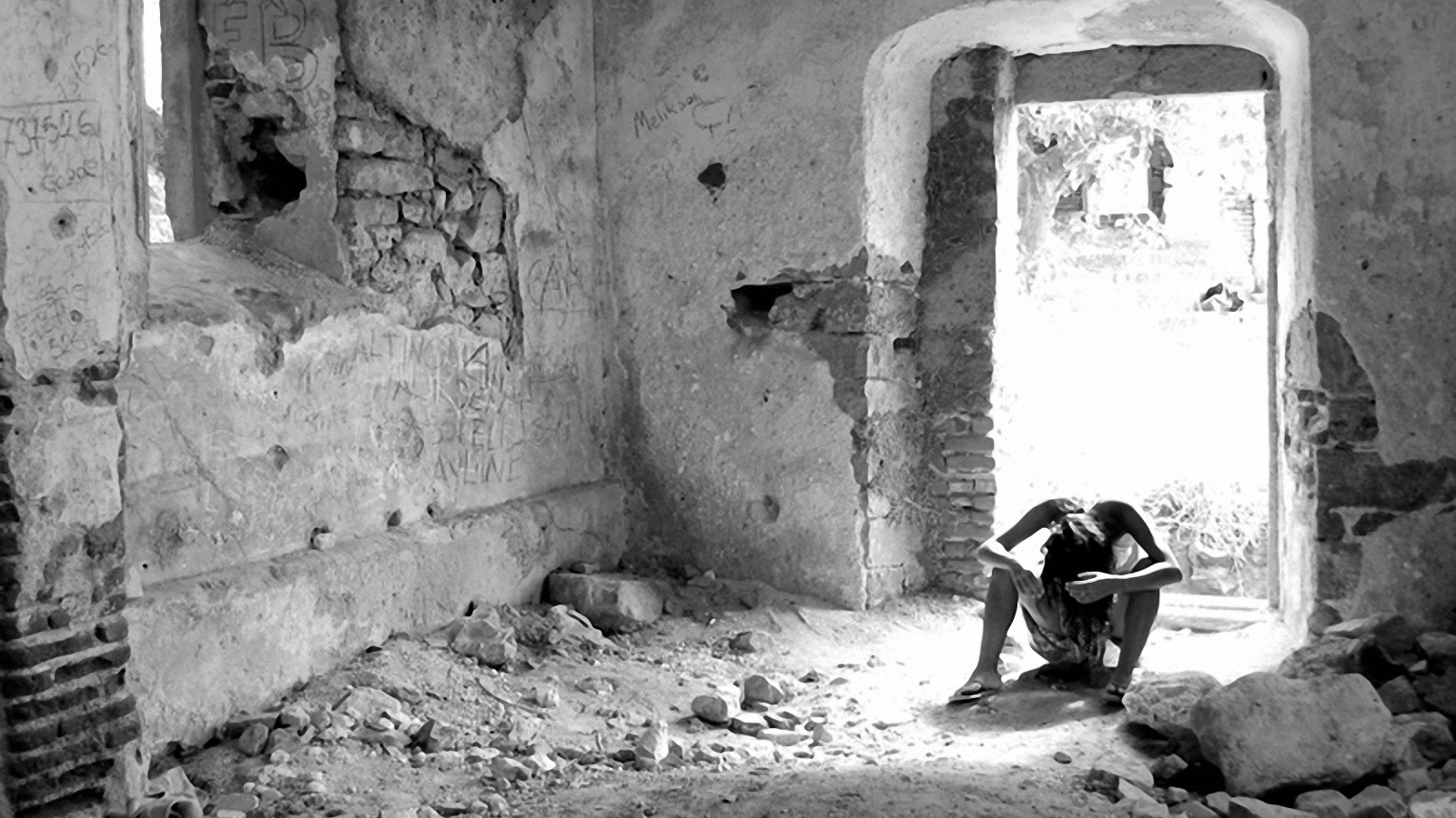 Человек на развалинах дома