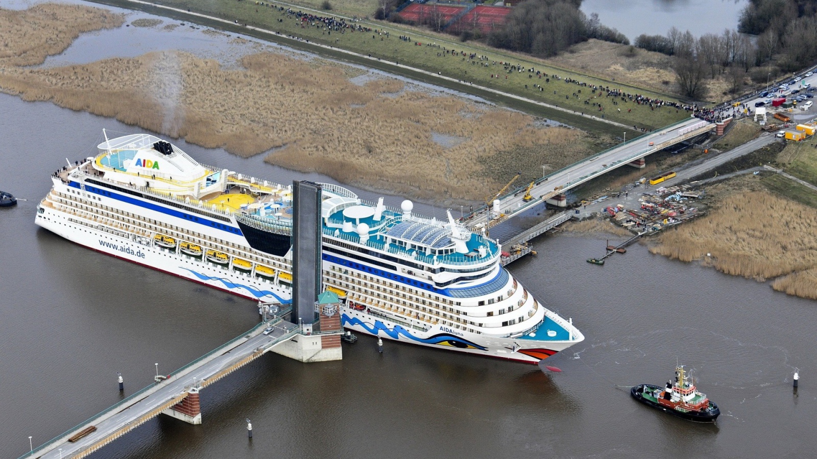 Корабль Аида проходит разводной мост