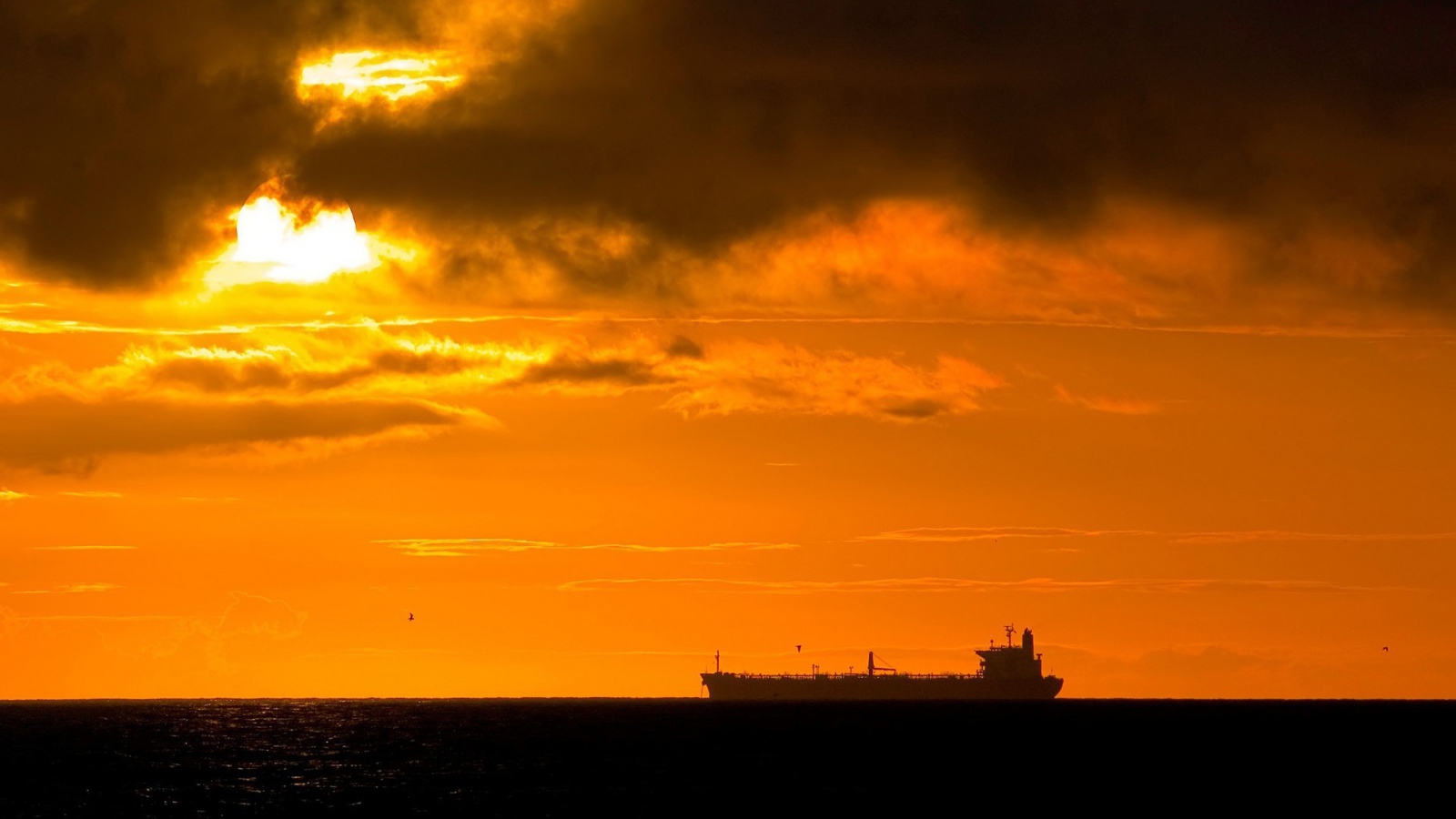 Большой корабль на горизонте