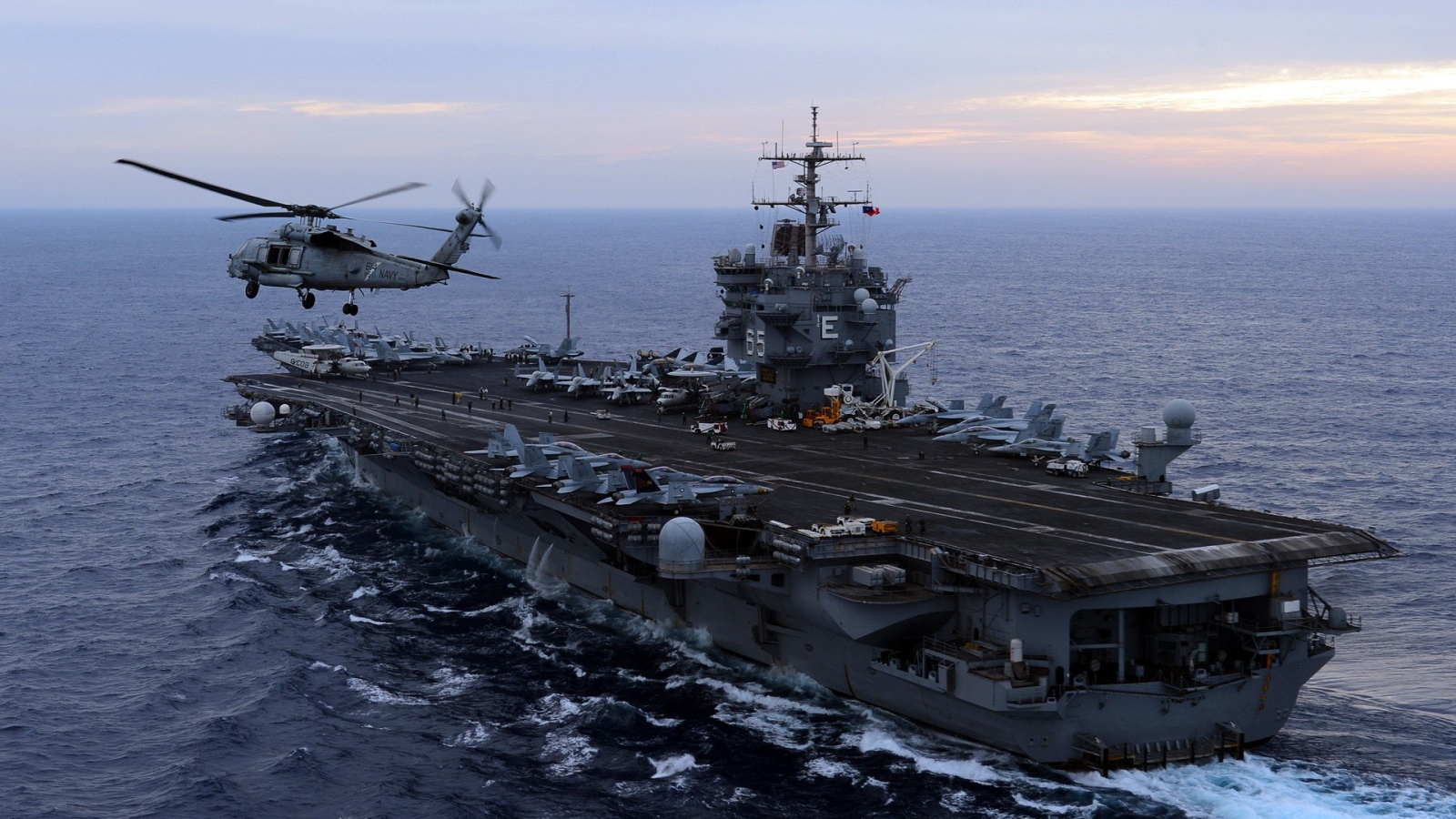 Вертолет на фоне авианосца