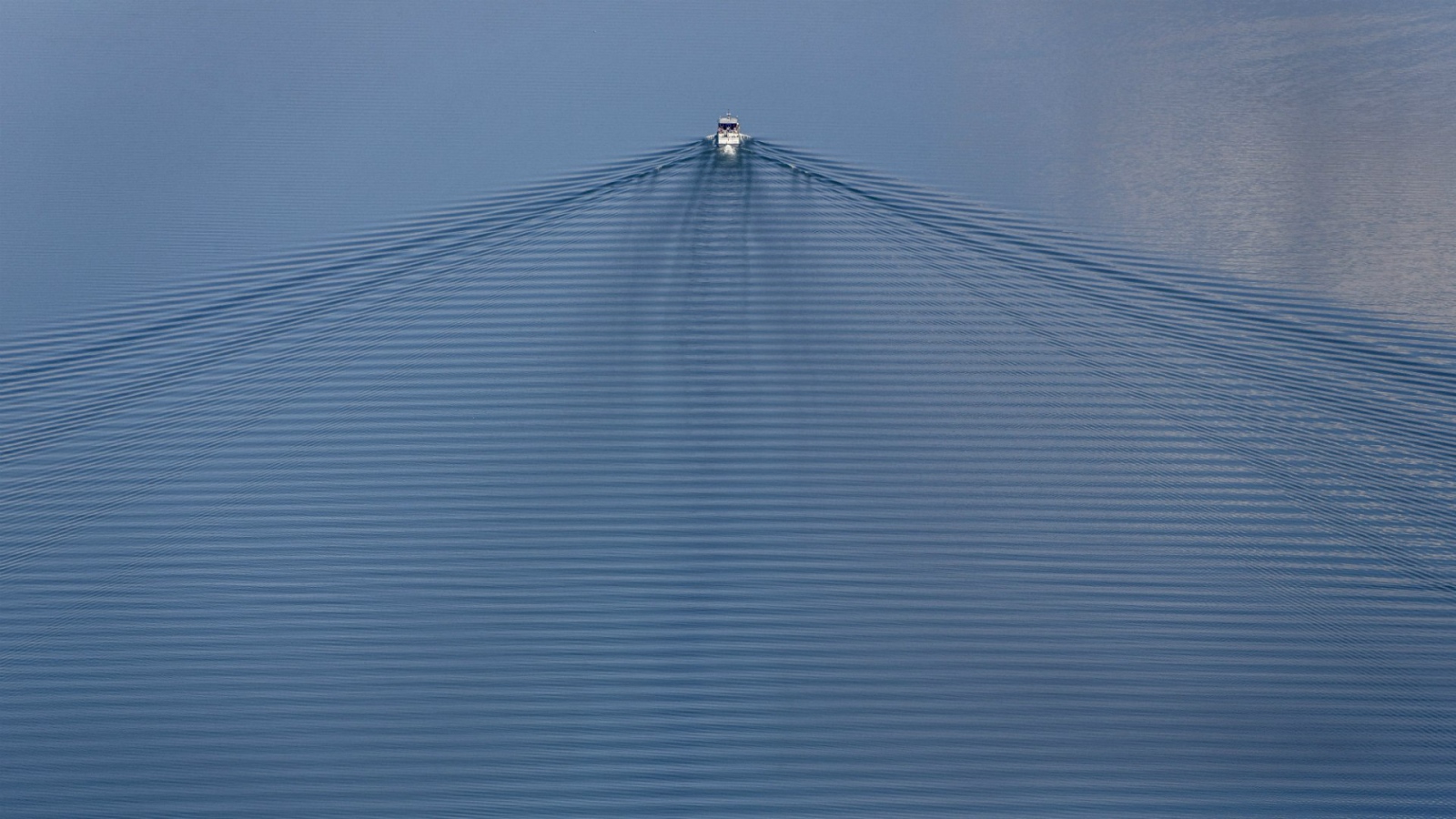 Рябь воды за катером