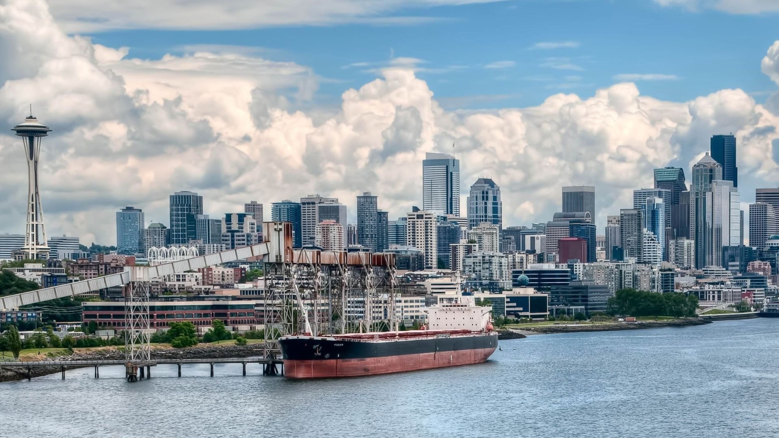 Корабль на погрузке в порту