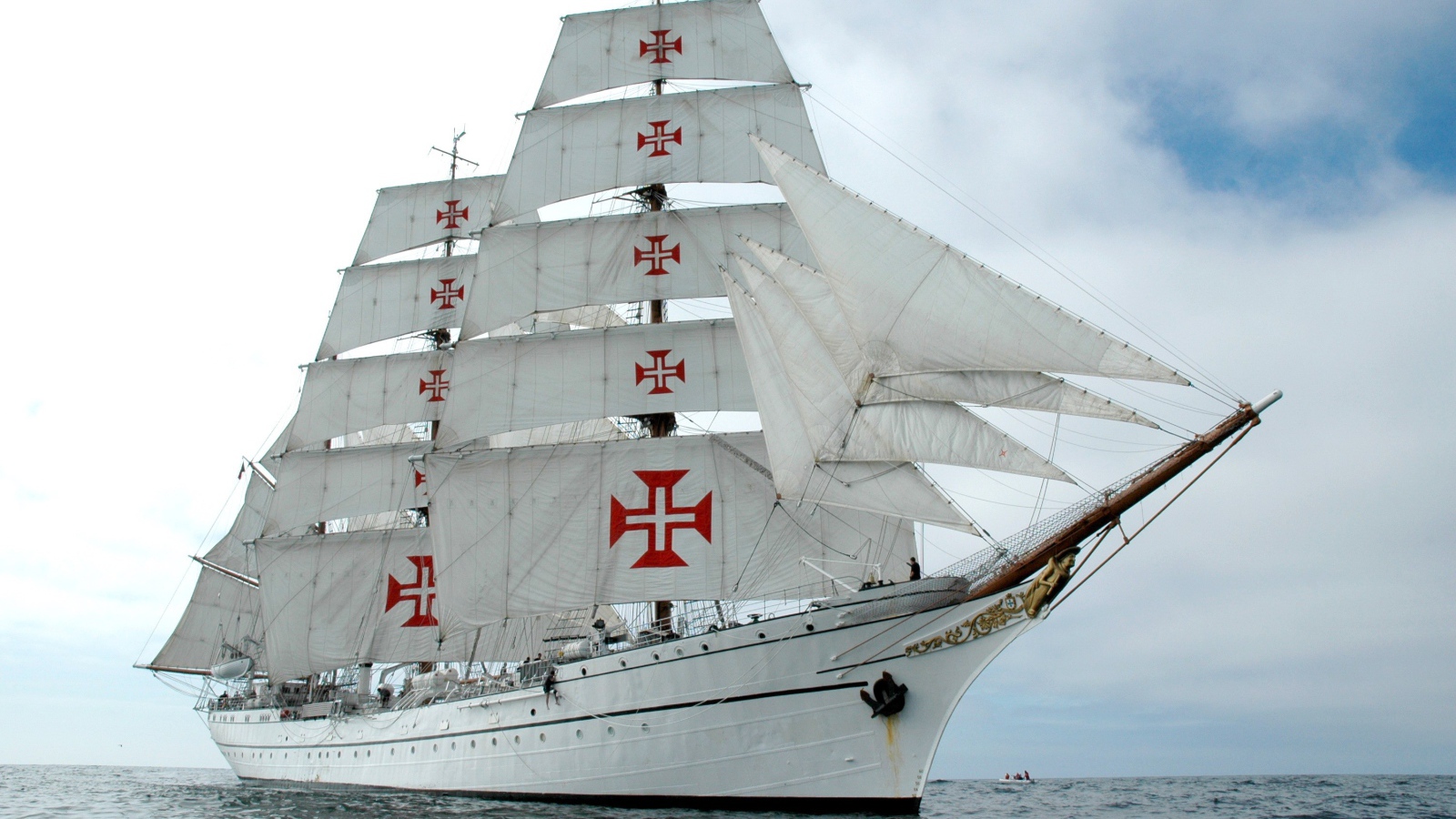 Кресты на парусах белого корабля