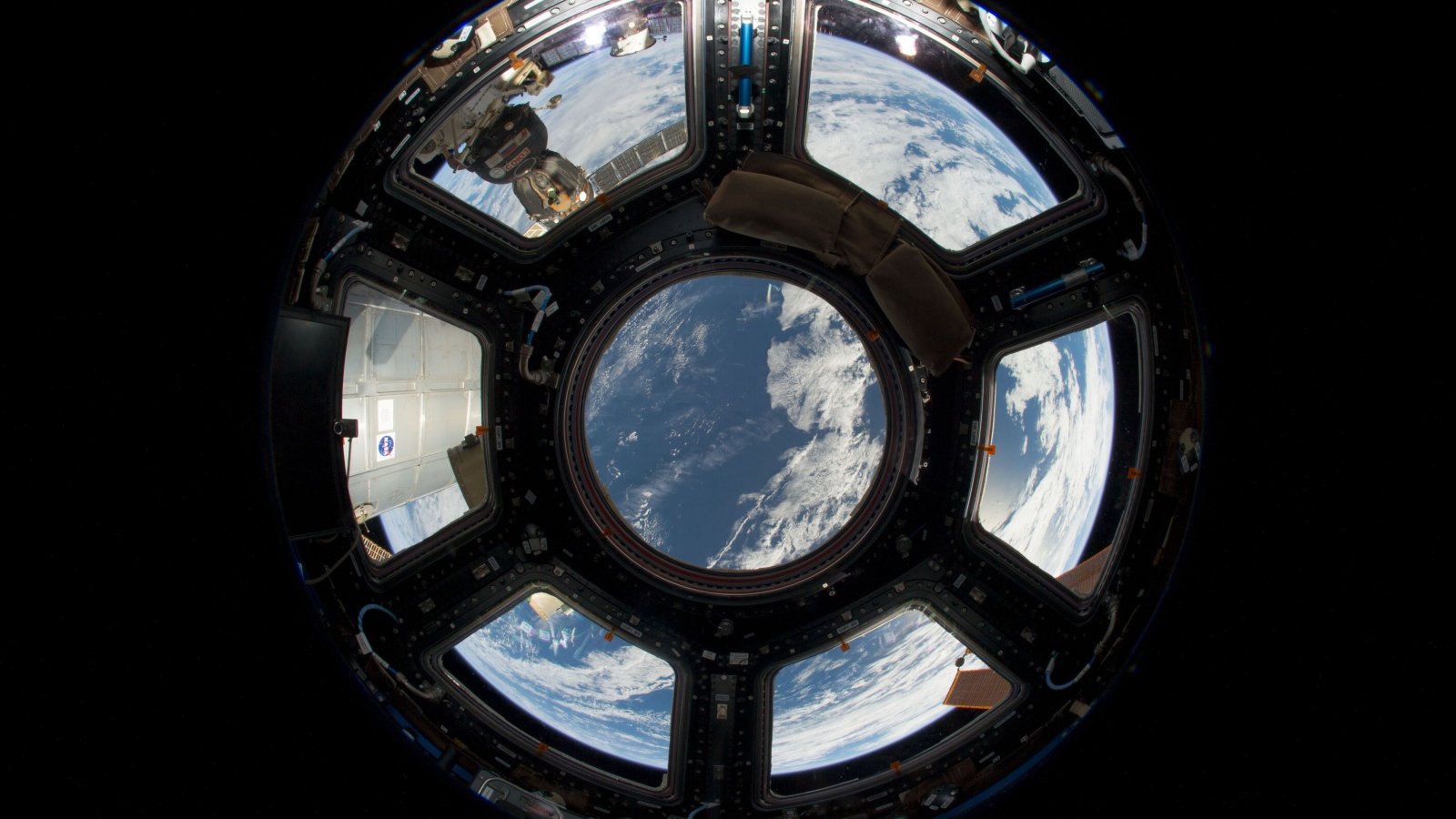 Земля в космической станции