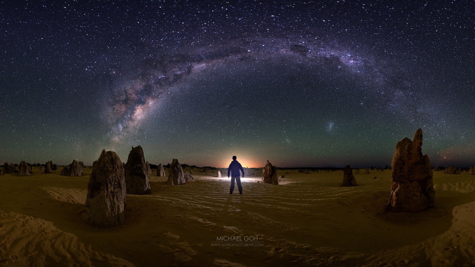 Человек смотрит на Млечный путь