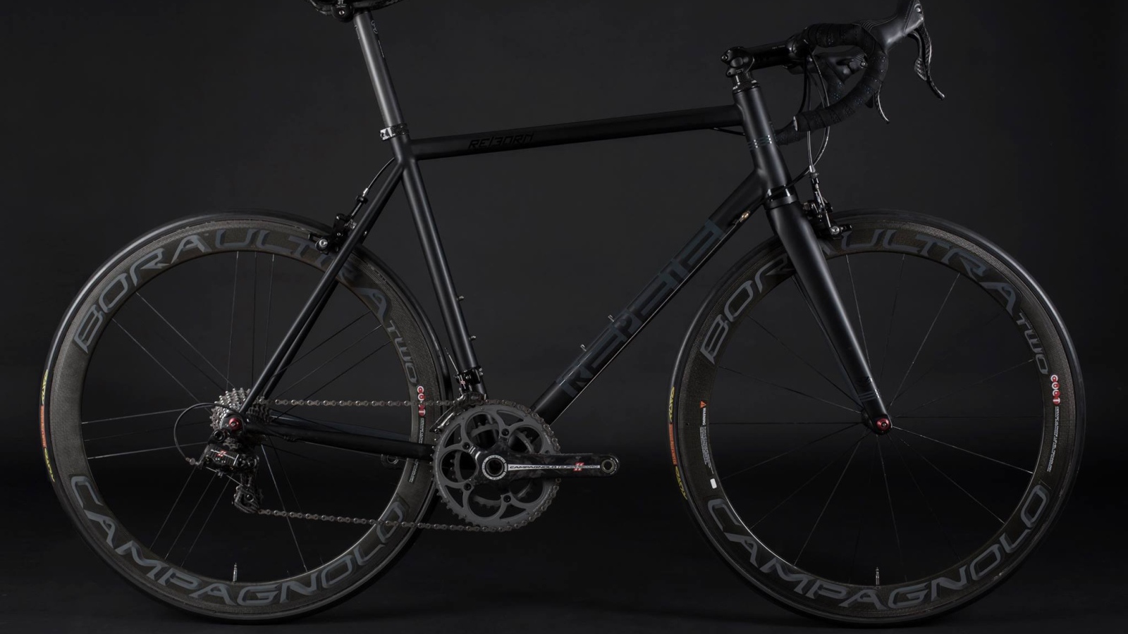 Спортивный велосипед на черном фоне