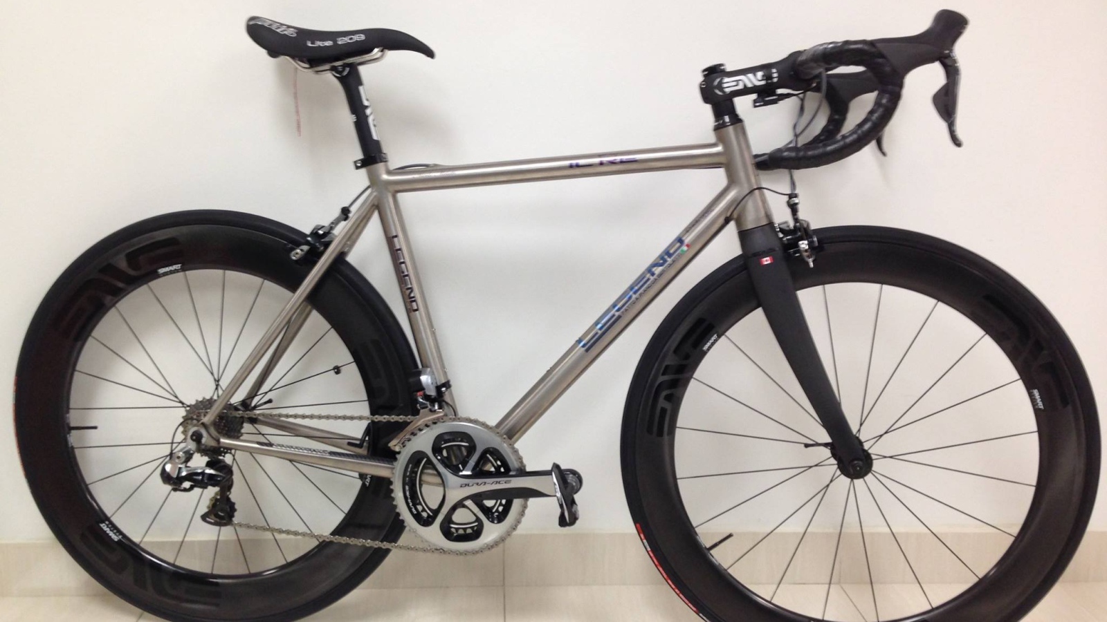 Спортивный велосипед на белом фоне