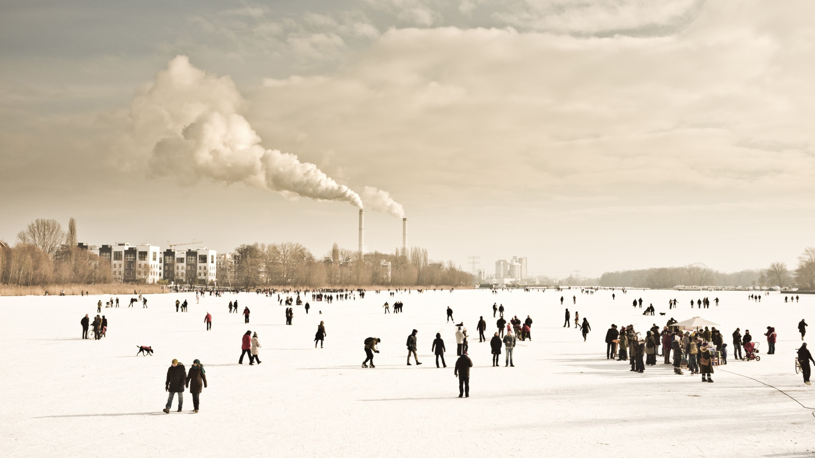 Люди гуляют на замерзшей реке