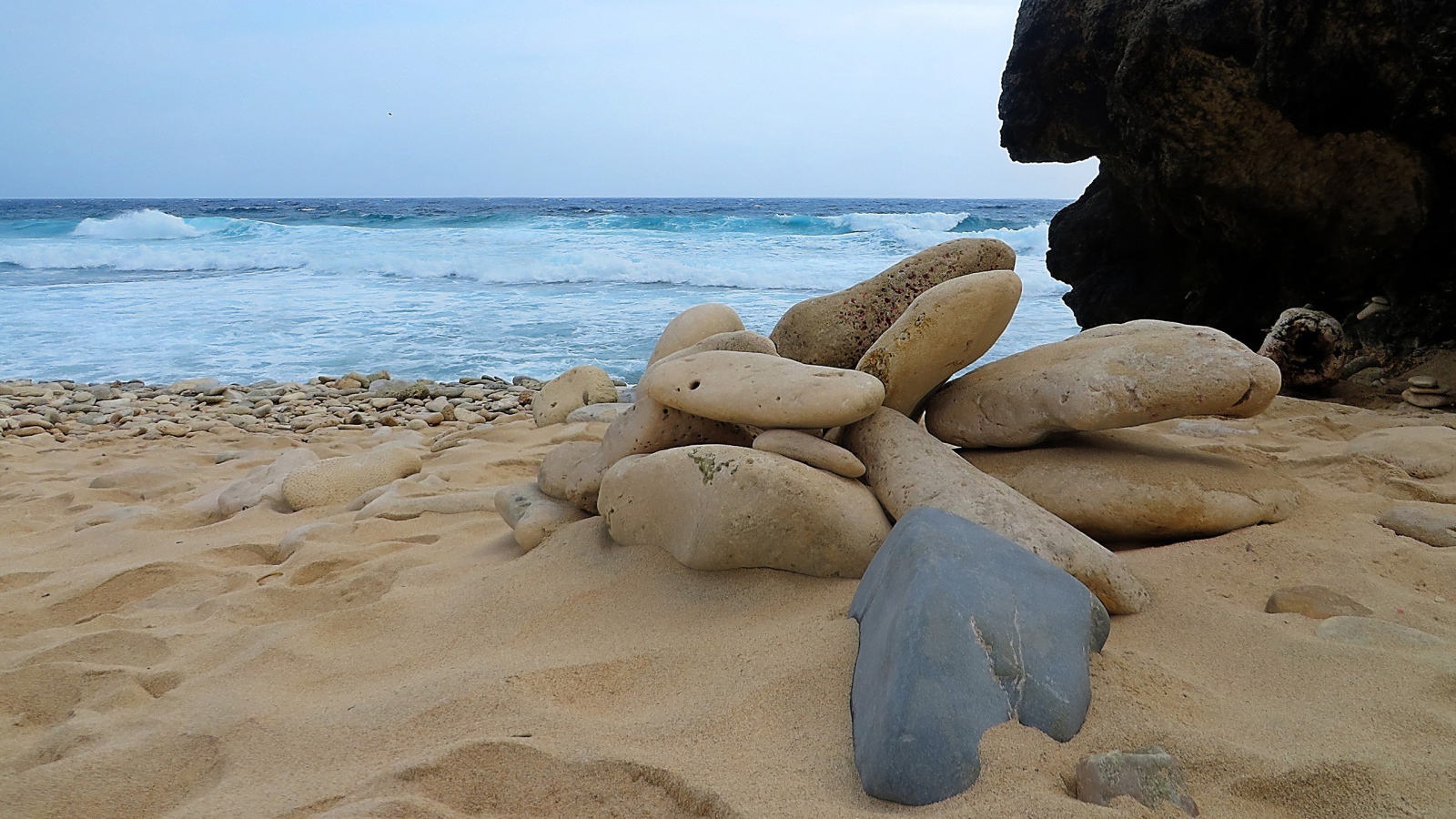 Камни на пляже Арубы