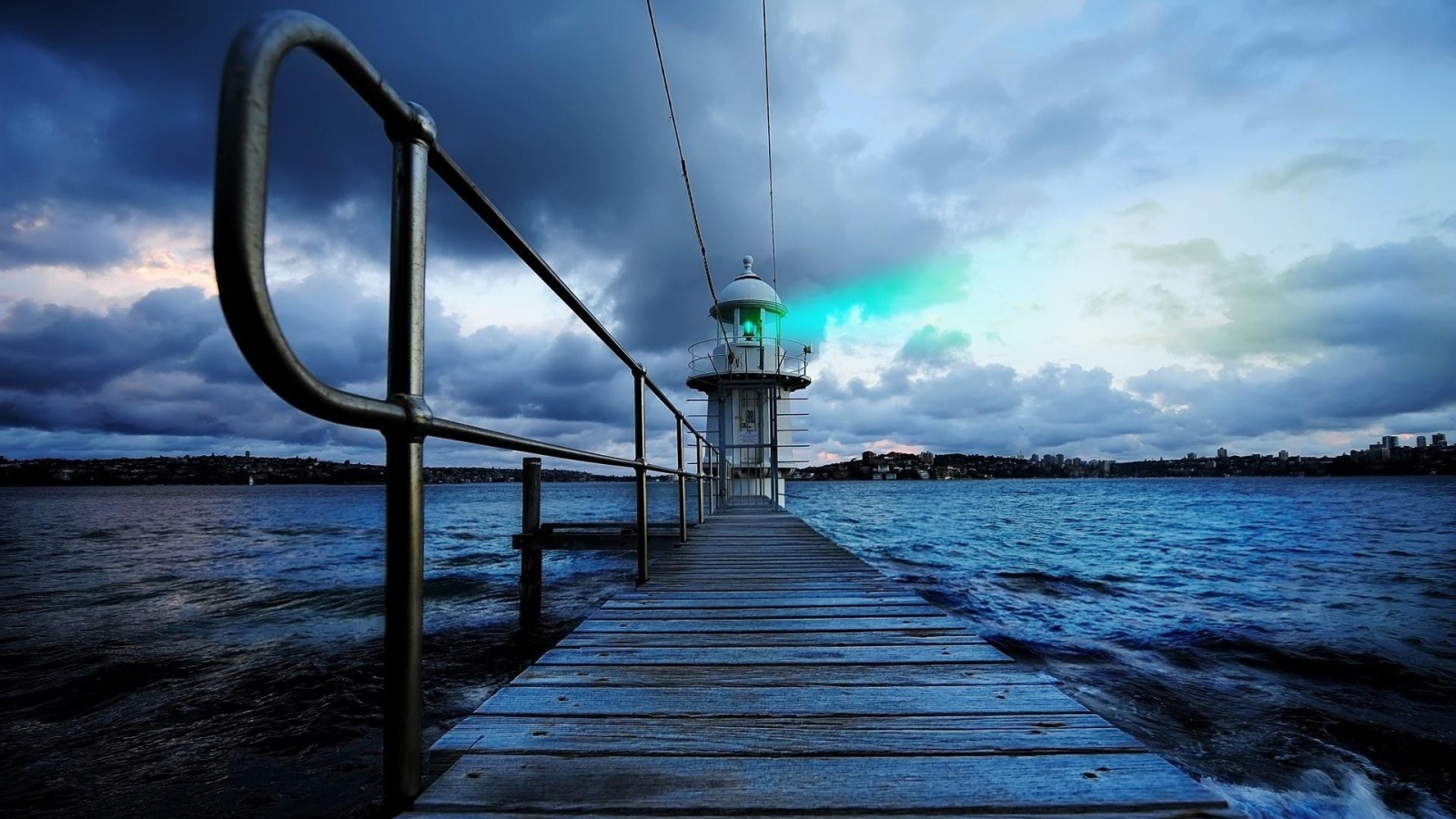 Деревянный пирс и маяк в Австралии