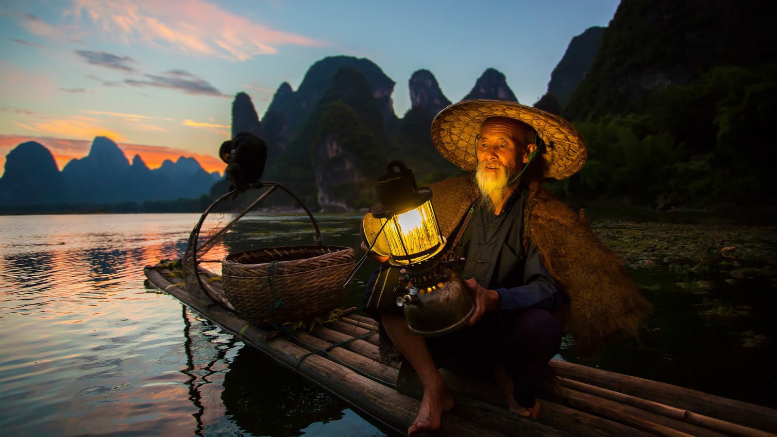 Рыбак и баклан на рыбалке в Китае