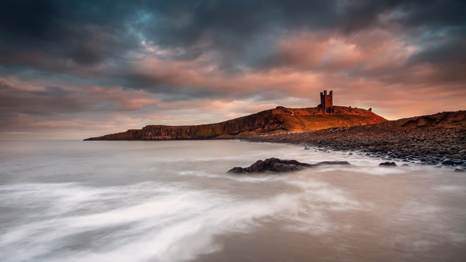 Молочная морская вода у берега, Англия