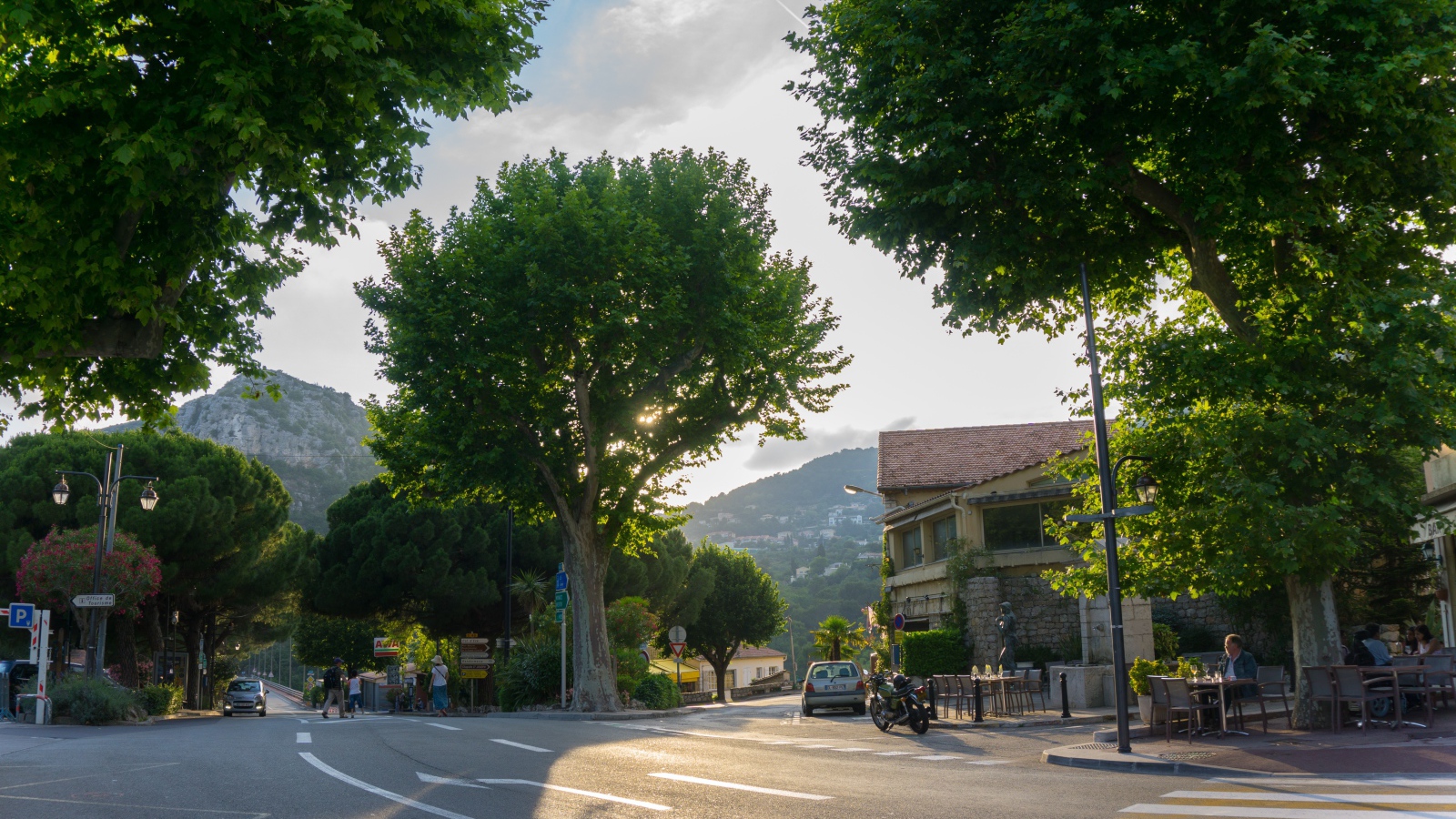 Солнечный день в городе Эз, Франция