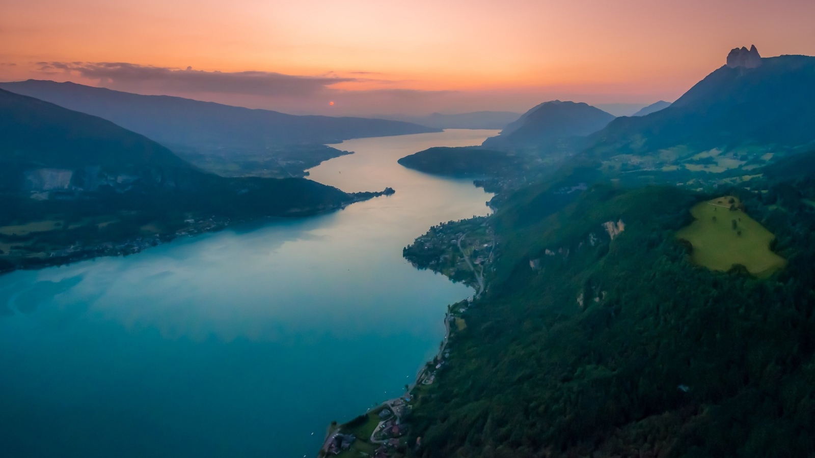 Холмы над рекой во Франции