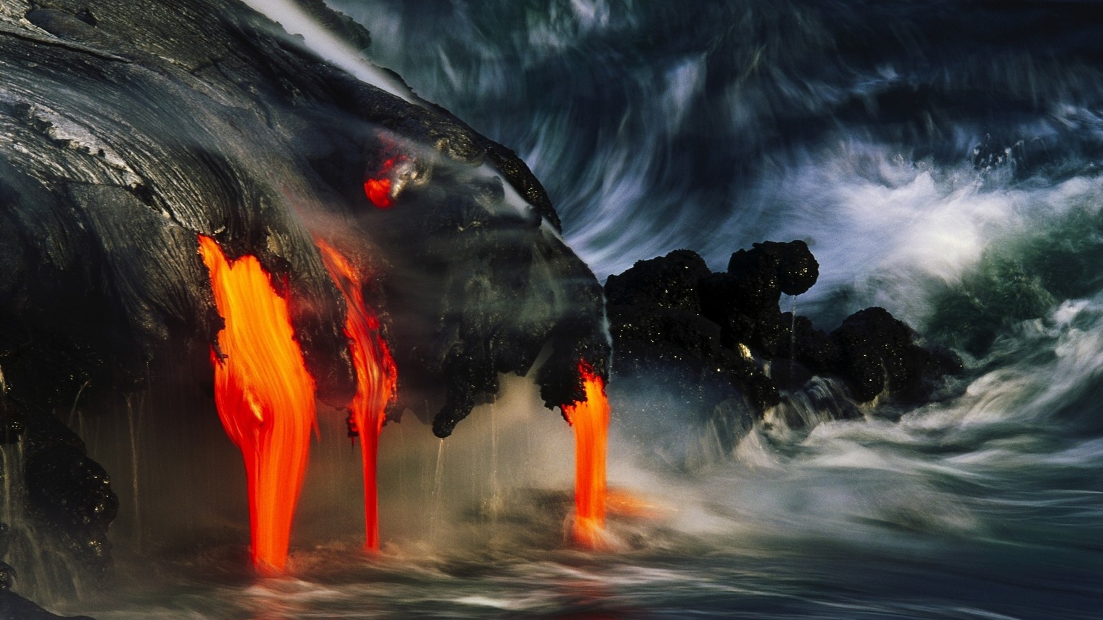 Лава стекает в море, Гавайи