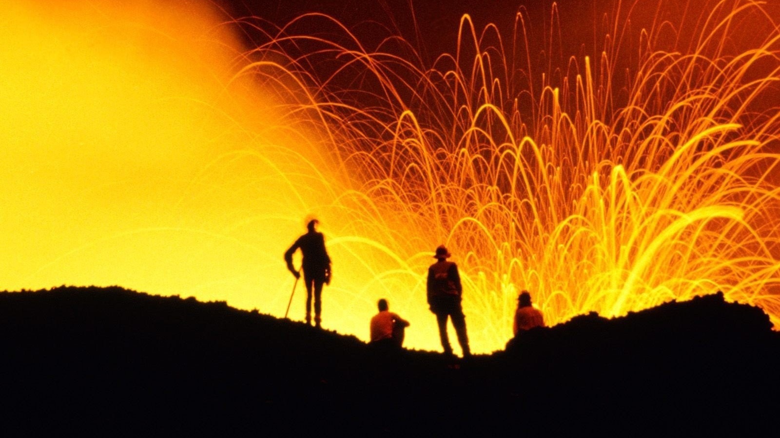 Люди наблюдают за извержением вулкана, Гавайи
