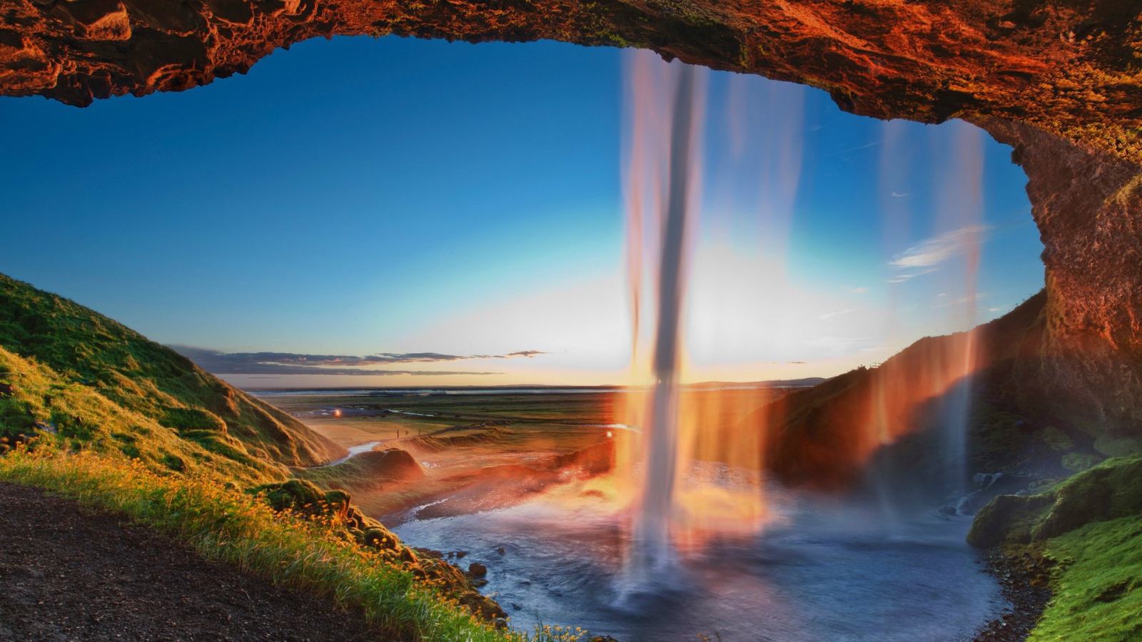 Красивый водопад в Исландии
