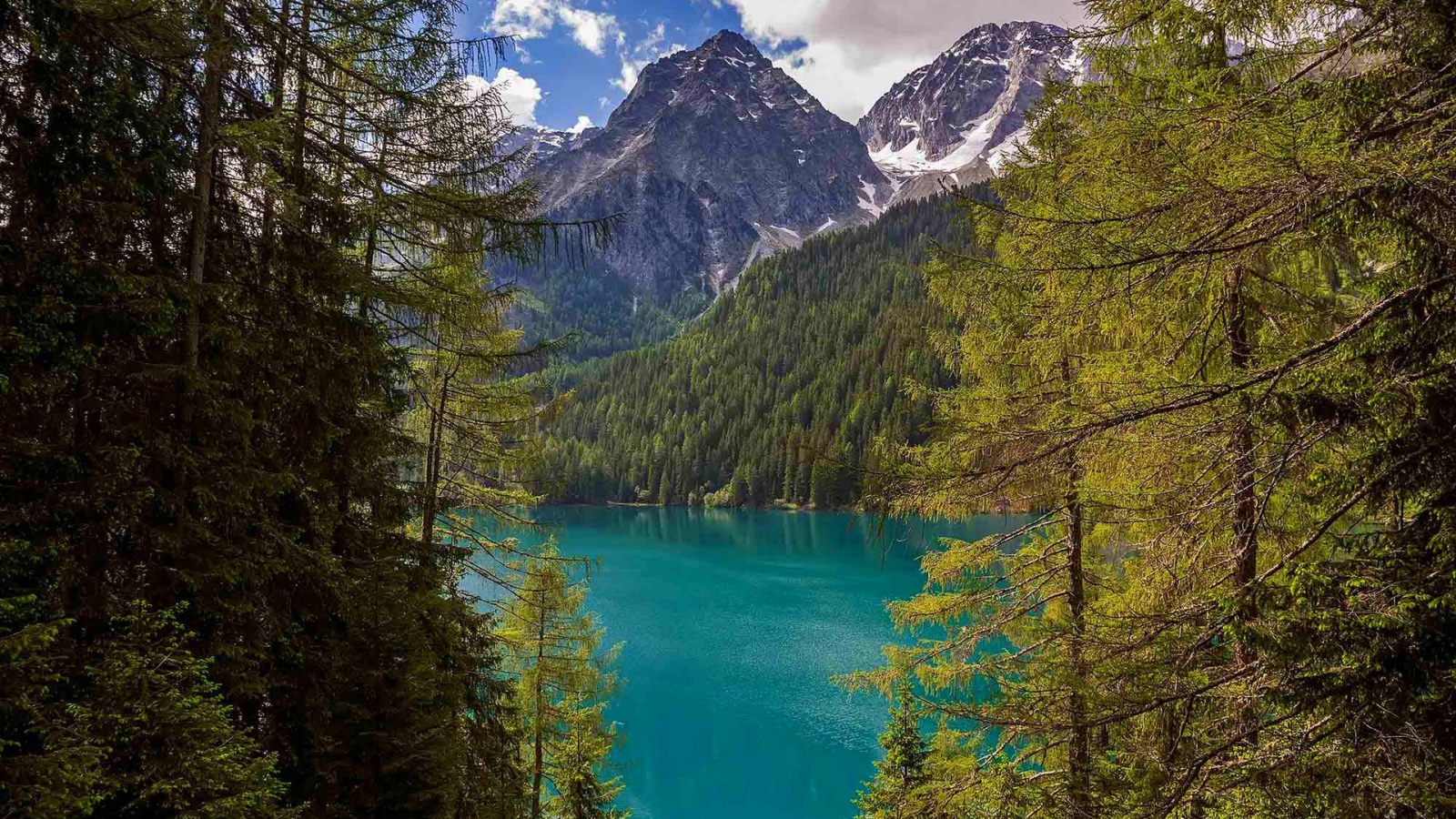 Лазурное озеро в итальянских Альпах