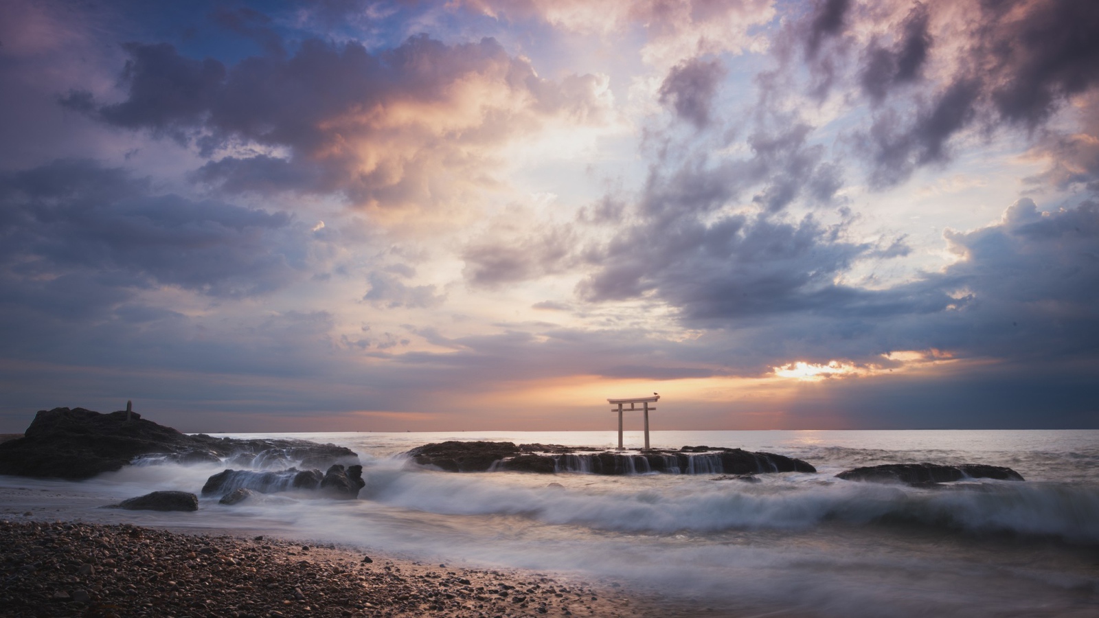 Японская арка на берегу моря