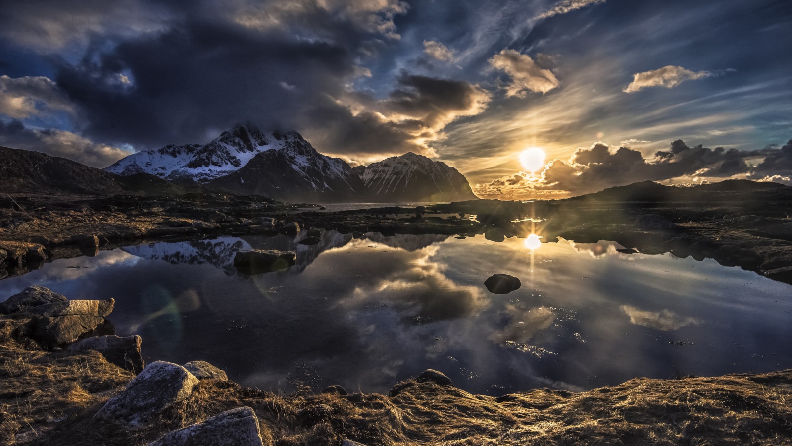 Озеро в горах Норвегии