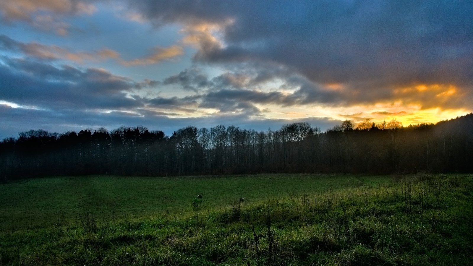 Красивый закат в Польше