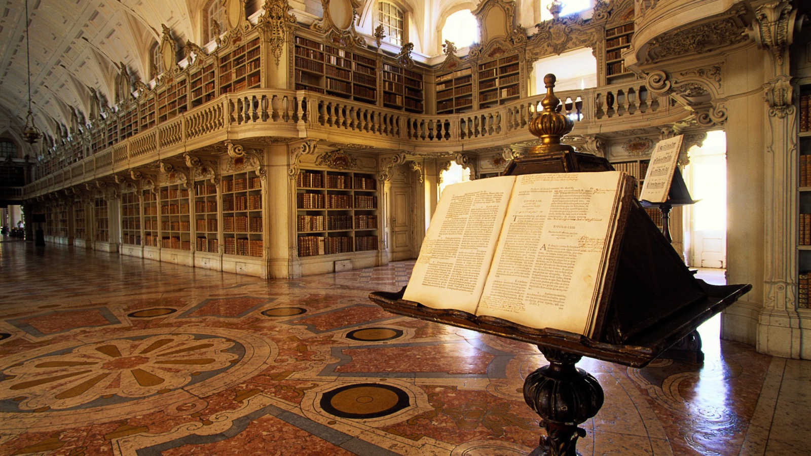 Старинная книга в библиотеке, Португалия