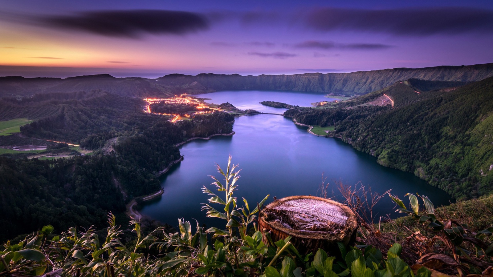 Панорама горного озера, Португалия