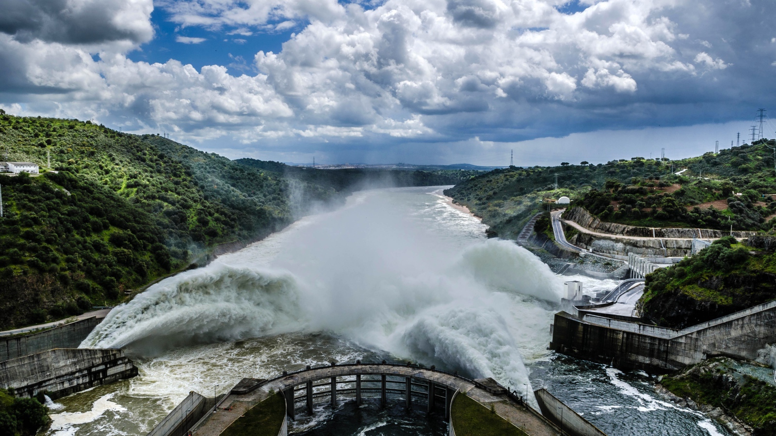 Электростанция на реке в Португалии