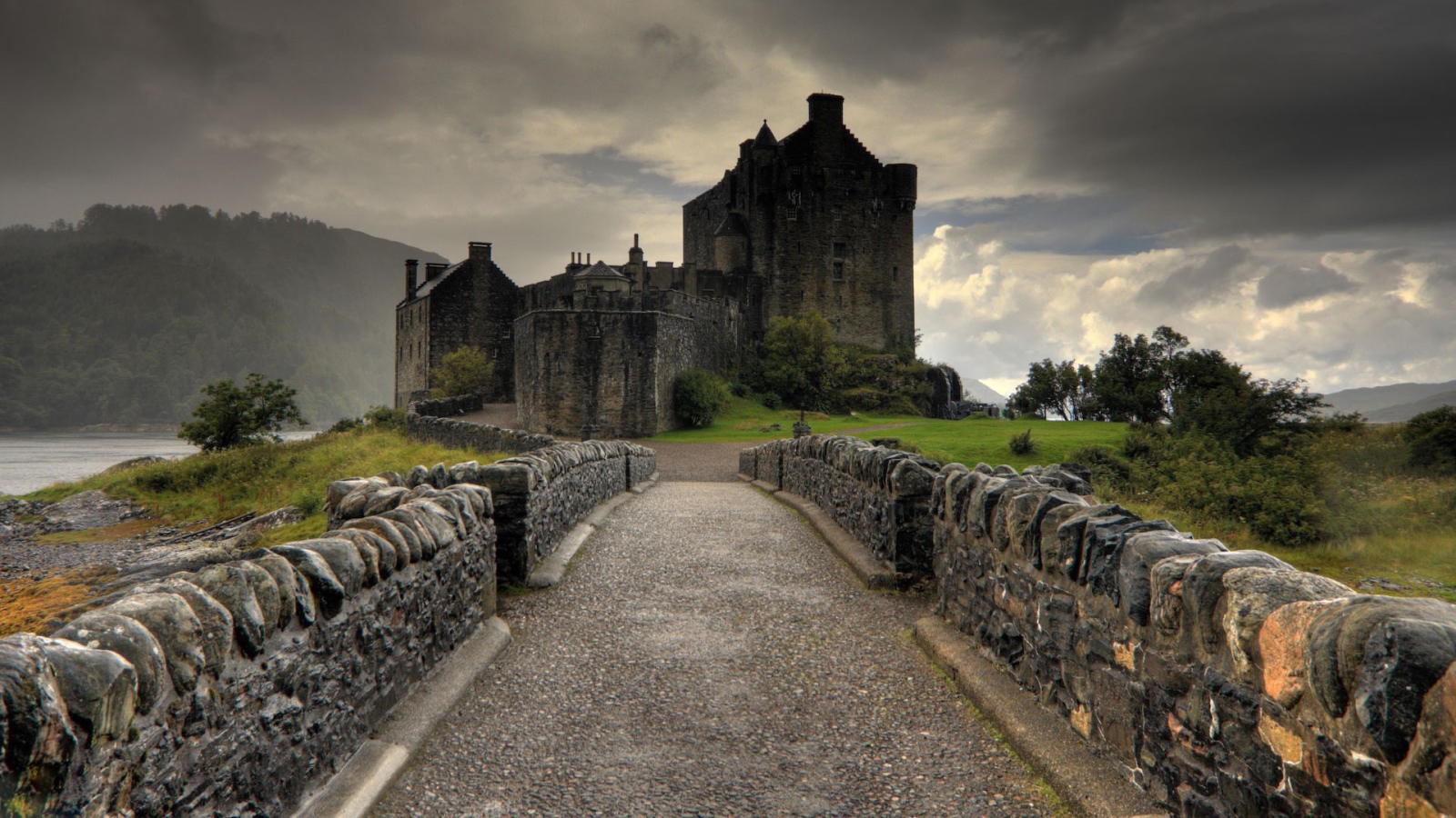 Каменная дорога к замку в Шотландии