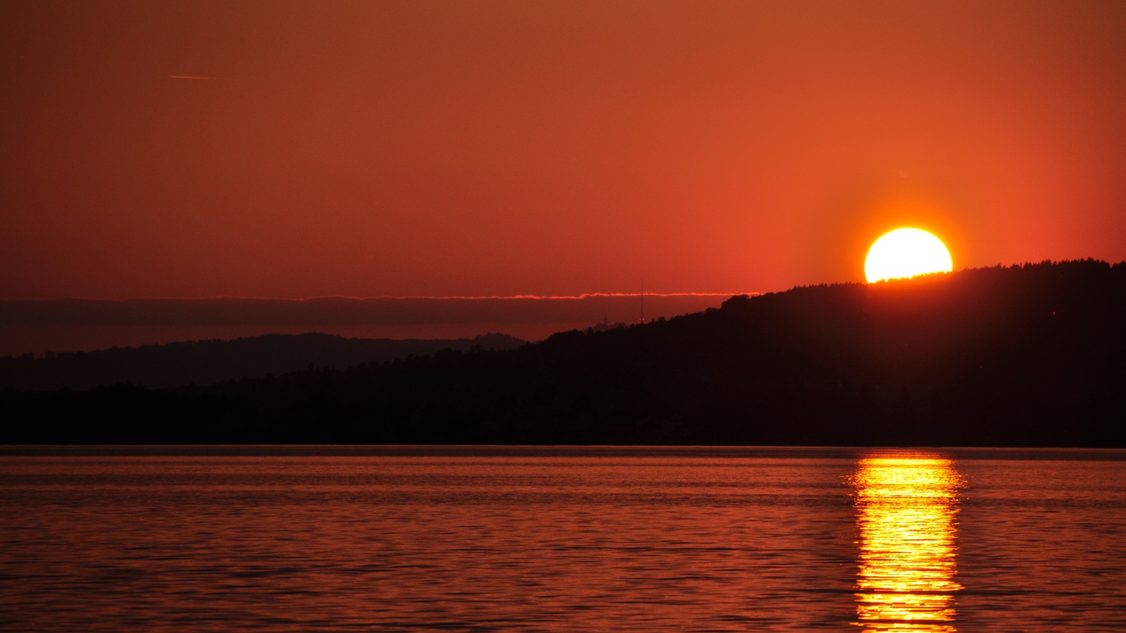 Закат над озером в Швейцарии