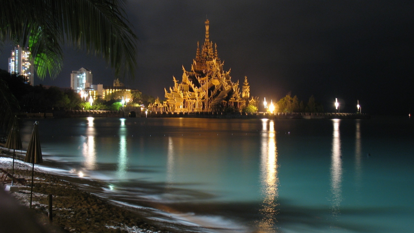 Буддийский храм позади воды