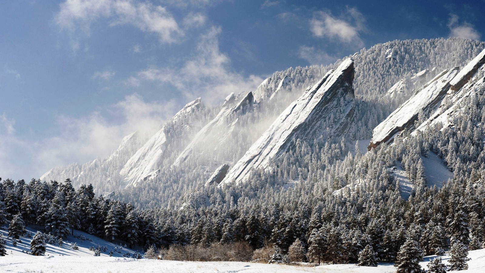 Заснеженные скалы в горах Колорадо