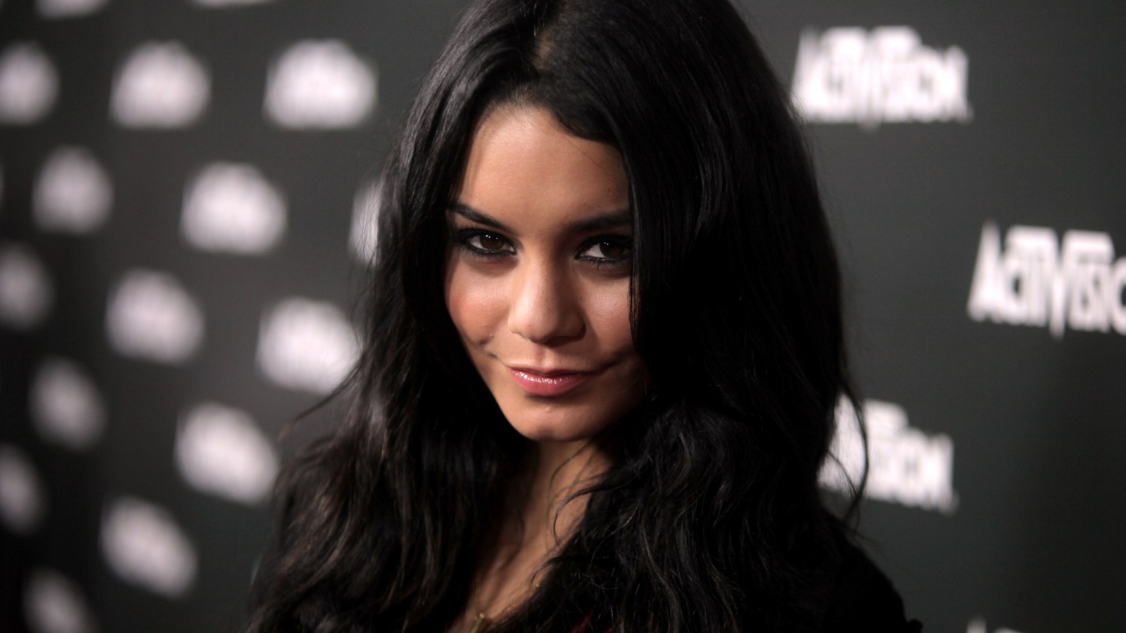 Брюнетка Ванесса Хадженс