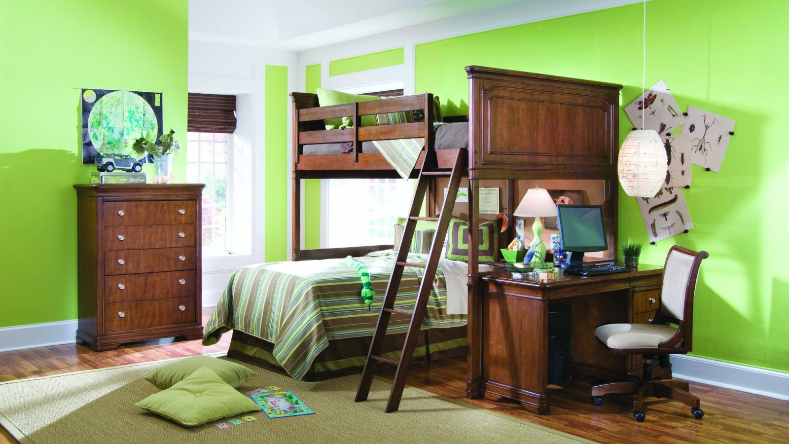 Детская комната с кроватями