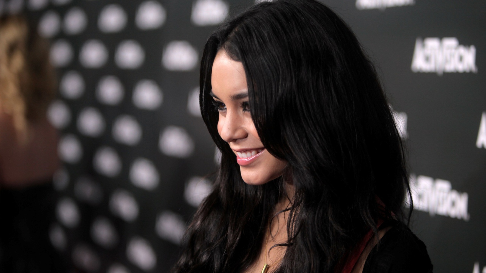 Девушка брюнетка Ванесса Хадженс