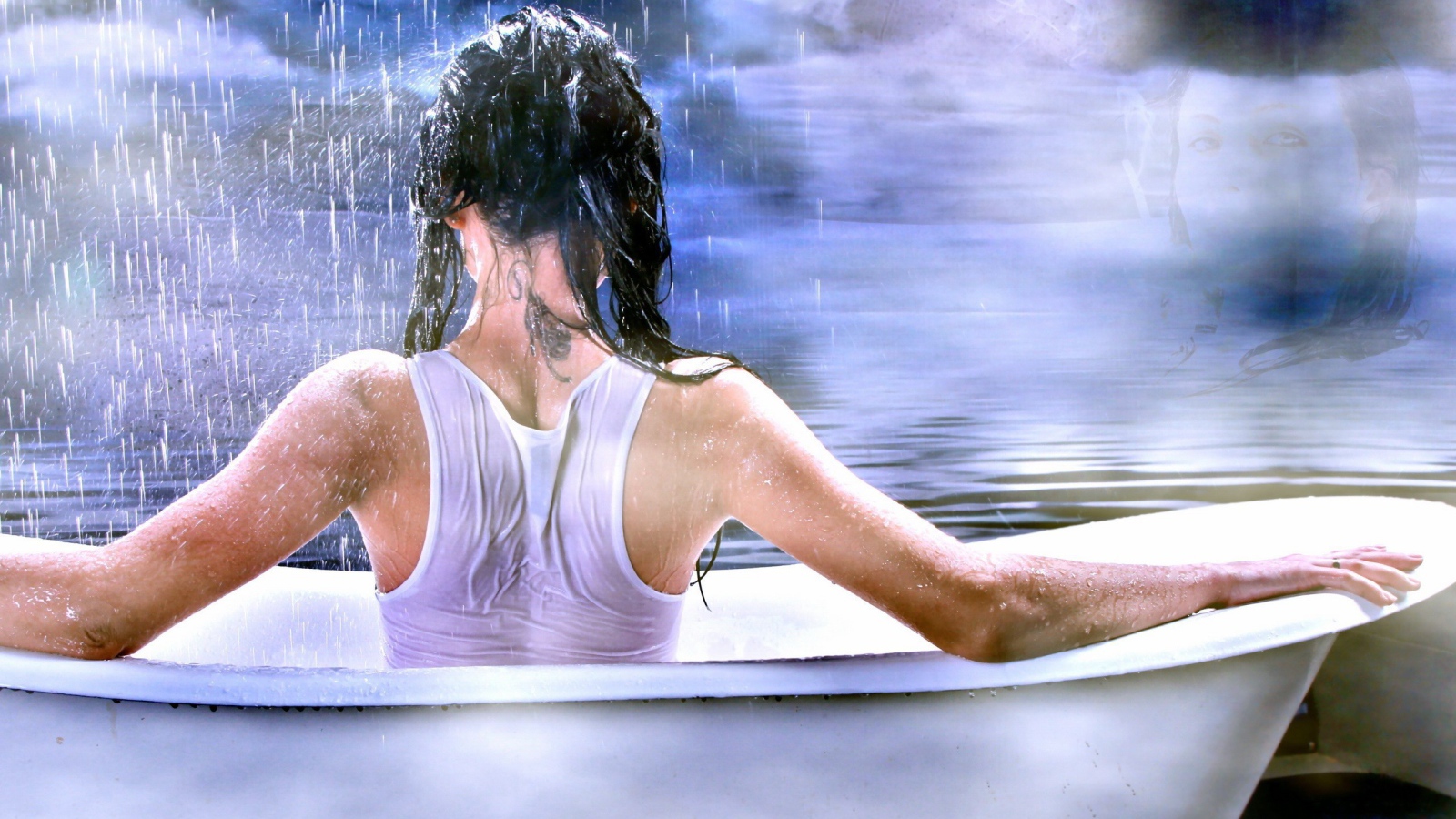 Девушка с тату на шее сидит в ванной