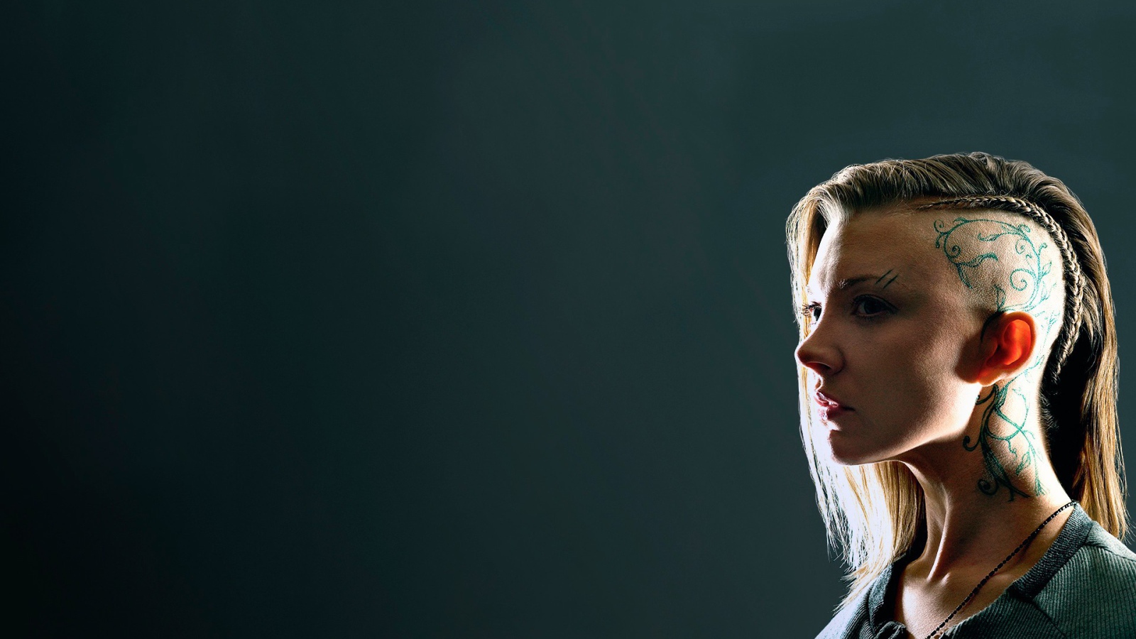 Девушка с татуировкой на бритой голове