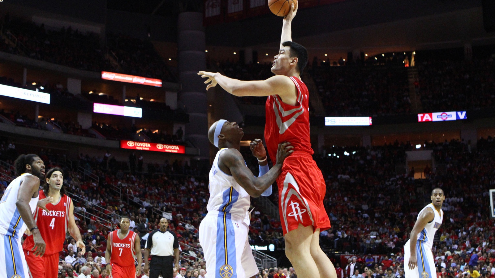 Баскетбольная команда Хьюстона на площадке