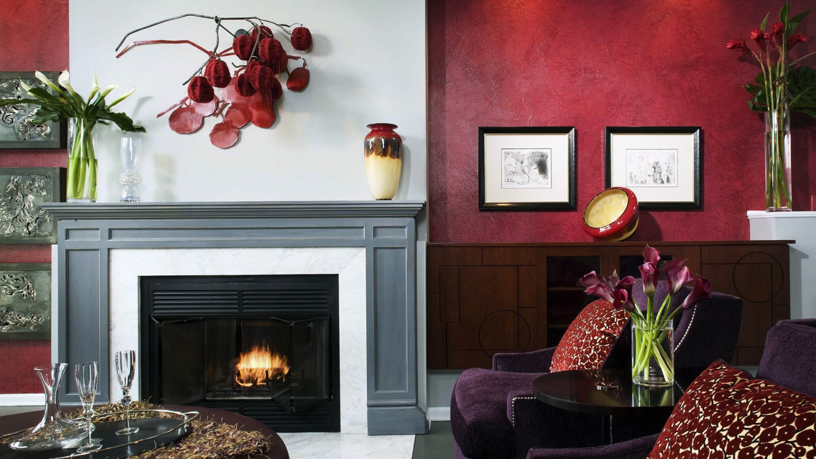 Гостиная с камином в красных тонах