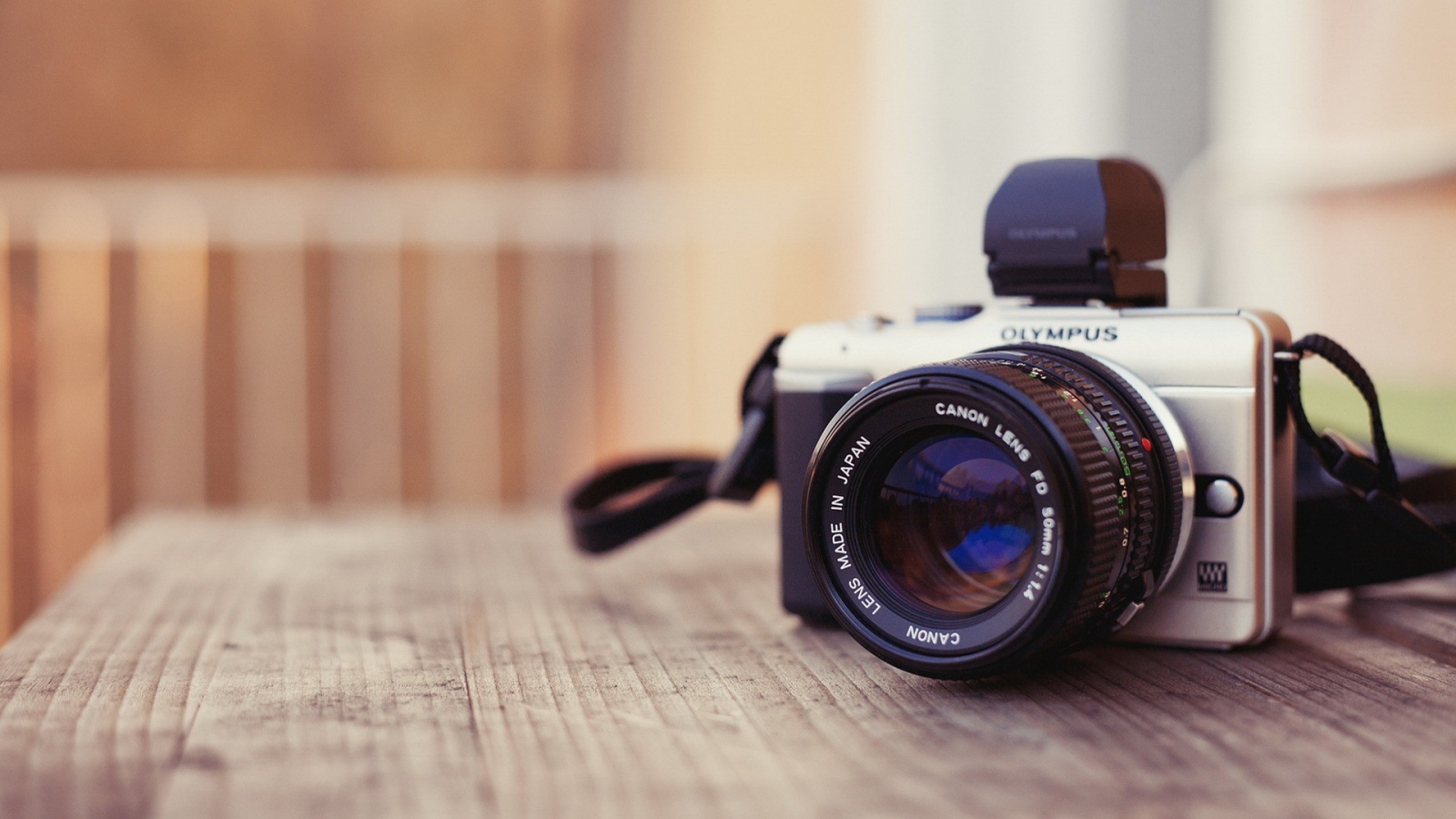 Фотоаппарат Олимпус на столе