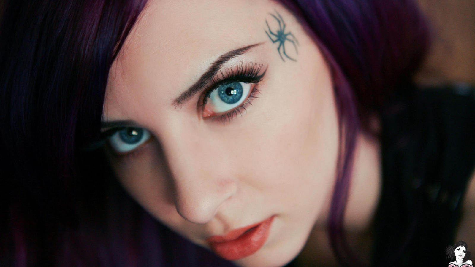 Тату паук на виске у девушки