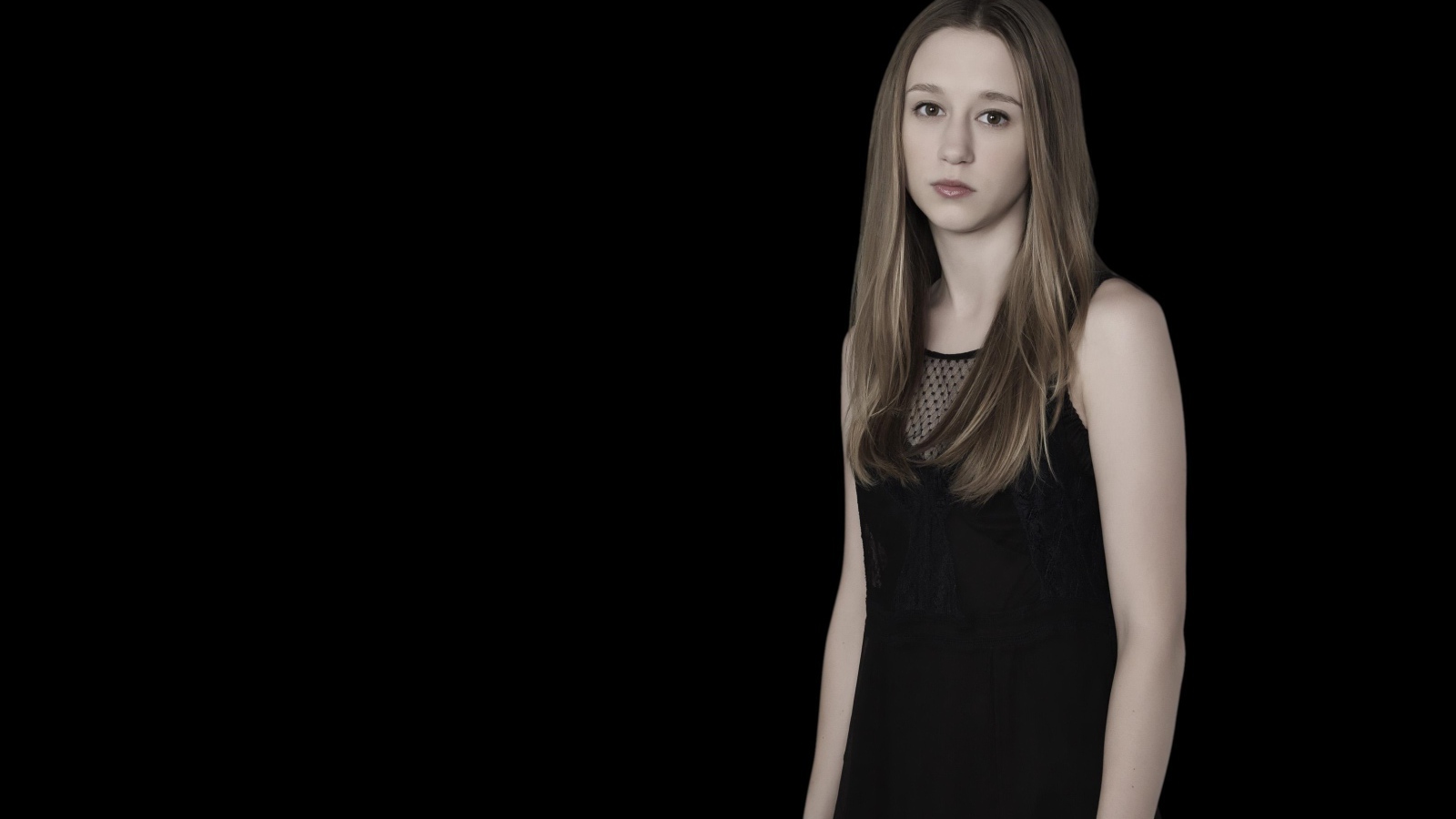 Таисса Фармига на черном фоне