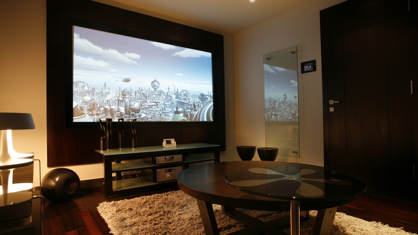 Интерьер комнаты с кинотеатром