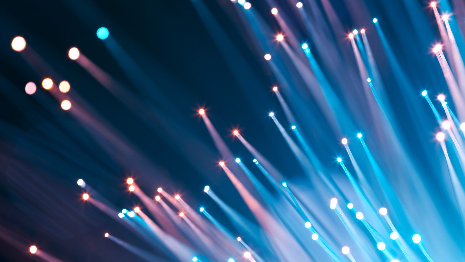 Светящиеся абстрактные разноцветные лучи 